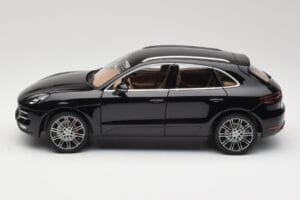 Porsche Macan Turbo 95B Black Metallic Minichamps 1:18 110062502 Metall — bild 4 av 8