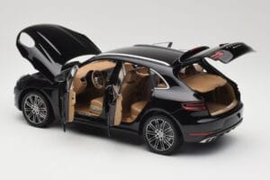 Porsche Macan Turbo 95B Black Metallic Minichamps 1:18 110062502 Metall — bild 5 av 8