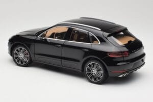 Porsche Macan Turbo 95B Black Metallic Minichamps 1:18 110062502 Metall — bild 7 av 8