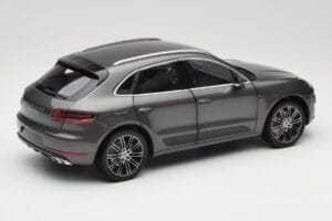 Porsche Macan Turbo 95B Grey Metallic Minichamps 1:18 110062501 Metall — bild 3 av 8