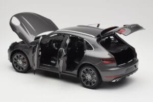 Porsche Macan Turbo 95B Grey Metallic Minichamps 1:18 110062501 Metall — bild 5 av 8