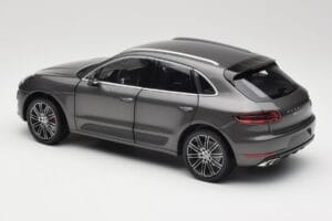 Porsche Macan Turbo 95B Grey Metallic Minichamps 1:18 110062501 Metall — bild 7 av 8