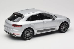 Porsche Macan Turbo 95B Silver Minichamps 1:18 110062504 Metall — bild 3 av 8