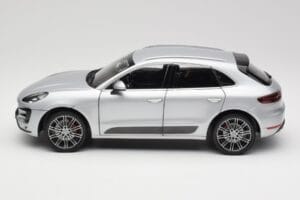 Porsche Macan Turbo 95B Silver Minichamps 1:18 110062504 Metall — bild 4 av 8