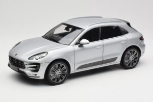 Porsche Macan Turbo 95B Silver Minichamps 1:18 110062504 Metall