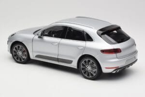 Porsche Macan Turbo 95B Silver Minichamps 1:18 110062504 Metall — bild 5 av 8