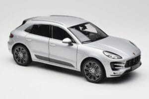 Porsche Macan Turbo 95B Silver Minichamps 1:18 110062504 Metall — bild 6 av 8