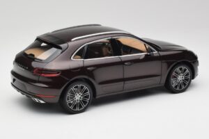 Porsche Macan 95B Turbo Mahogny Metallic Minichamps 1:18 110062500 Metall — bild 3 av 8