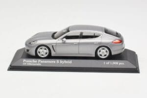 Porsche Panamera 970 S Hybrid Silver Minichamps 1:43 Porsche Panamera 970 S Hybrid Silver Minichamps 1:43 400068250 Metall
