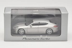 Porsche Panamera 970 Turbo Beige Minichamps 1:43 WAP0200519 Metall — bild 4 av 4