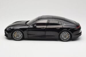 Porsche Panamera 971 Turbo S Svart Metallic Minichamps 1:18 113061076 Metall — bild 4 av 8