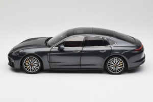 Porsche Panamera 971 Turbo S Grey Metallic Minichamps 1:18 113061073 Metall — bild 4 av 8