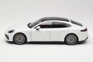 Porsche Panamera 971 Turbo S Vit Metallic Minichamps 1:18 113061074 Metall — bild 4 av 8