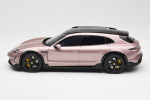 Porsche Taycan Turbo S Cross Turismo Metallic Rosa GT Spirit 1:18 GT440 Resin — bild 3 av 6