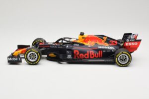 Red Bull Racing RB16 #33 M. Verstappen Winner 70th Anniversary GP 2020 Minichamps 1:18 110200533 Metall — bild 3 av 6