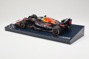 Red Bull Racing RB18 #1 M. Verstappen Winner Austin GP 2022 Minichamps 1:18 113222901 Metall — bild 5 av 6