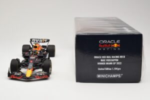 Red Bull Racing RB18 #1 M. Verstappen Winner Miami GP 2022 Minichamps 1:18 110220501 Metall — bild 6 av 6