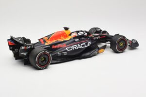 Red Bull Racing RB19 #1 M. Verstappen Winner Spanish GP 2023 Minichamps 1:18 110230801 Metall — bild 2 av 6