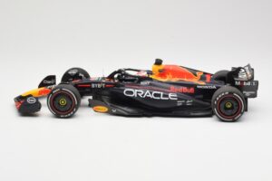 Red Bull Racing RB19 #1 M. Verstappen Winner Spanish GP 2023 Minichamps 1:18 110230801 Metall — bild 3 av 6
