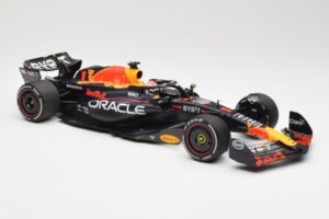 Red Bull Racing RB19 #1 M. Verstappen Winner Spanish GP 2023 Minichamps 1:18 110230801 Metall — bild 4 av 6