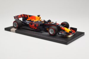 Red Bull Racing Tag Heuer RB13 #3 D. Ricciardo 3rd Place Malaysian GP 2017 Minichamps 1:18 117171503 Metall — bild 4 av 6