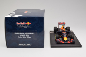 Red Bull RB12 Tag Heuer #26 D. Kvyat Red Bull Racing Showcar 2016 Minichamps 1:18 117160026 Resin — bild 6 av 7