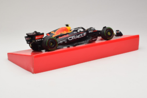 Red Bull RB18 #1 M. Verstappen Oracle Red Bull Racing Japanese Grand Prix Winner World Champion 2022 Minichamps 1:18 11322280 — bild 3 av 7