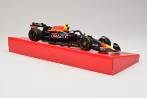 Red Bull RB18 #1 M. Verstappen Oracle Red Bull Racing Japanese Grand Prix Winner World Champion 2022 Minichamps 1:18 11322280 — bild 4 av 7