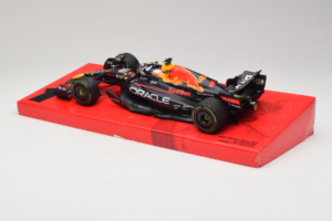 Red Bull RB18 #1 M. Verstappen Oracle Red Bull Racing Japanese Grand Prix Winner World Champion 2022 Minichamps 1:18 11322280 — bild 5 av 7