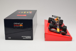 Red Bull RB18 #1 M. Verstappen Oracle Red Bull Racing Japanese Grand Prix Winner World Champion 2022 Minichamps 1:18 11322280 — bild 6 av 7
