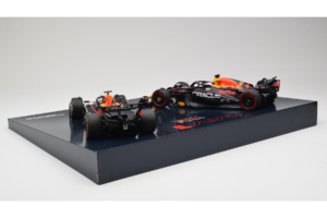 Red Bull RB19 Honda RBPT #1 M. Verstappen Oracle Red Bull Racing Qatar Grand Prix World Champion 2023 Minichamps 1:18 1122318 — bild 4 av 6