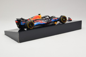 Red Bull RB19 #1 M. Verstappen Oracle Red Bull Racing United States Grand Prix Winner World Champion 2023 Minichamps 1:18 113 — bild 3 av 7