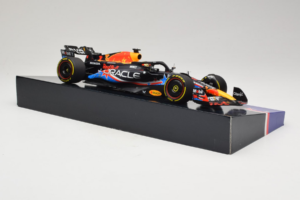 Red Bull RB19 #1 M. Verstappen Oracle Red Bull Racing United States Grand Prix Winner World Champion 2023 Minichamps 1:18 113 — bild 4 av 7