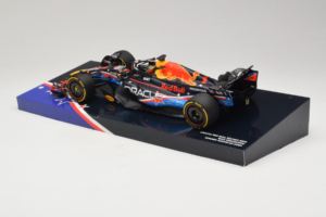 Red Bull RB19 #1 M. Verstappen Oracle Red Bull Racing United States Grand Prix Winner World Champion 2023 Minichamps 1:18 113 — bild 5 av 7
