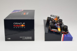 Red Bull RB19 #1 M. Verstappen Oracle Red Bull Racing United States Grand Prix Winner World Champion 2023 Minichamps 1:18 113 — bild 6 av 7