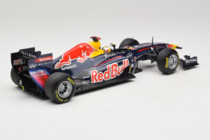 Red Bull RB7 Renault #1 S. Vettel Red Bull Racing World Champion 2011 Minichamps 1:18 110110001 Metall — bild 2 av 6