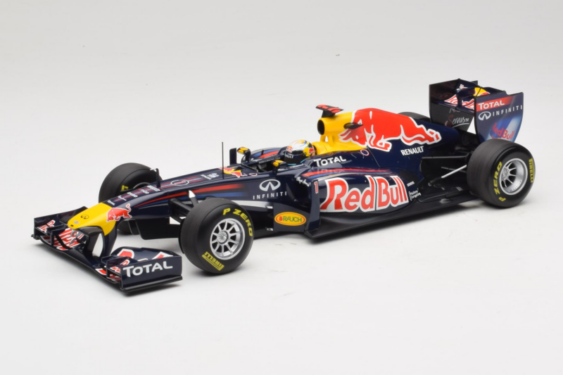 Red Bull RB7 Renault #1 S. Vettel Red Bull Racing World Champion 2011 Minichamps 1:18 110110001 Metall