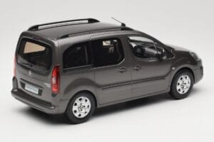 Renault Juvaquatre Break 300 kg Elfenben Norev 1:18 185260 Metall — bild 2 av 6