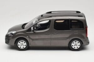 Renault Juvaquatre Break 300 kg Elfenben Norev 1:18 185260 Metall — bild 3 av 6
