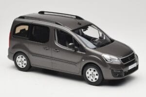 Renault Juvaquatre Break 300 kg Elfenben Norev 1:18 185260 Metall — bild 4 av 6