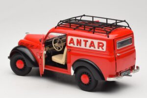 Renault Juvaquatre Utilitaire Röd Solido 1:18 8424 Metall — bild 5 av 8