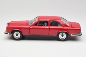 Rolls-Royce Camargue Röd Bburago 1:22 3001 Metall — bild 4 av 8