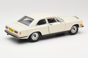 Rolls-Royce Camargue Vit Bburago 1:22 3001-M1 Metall — bild 2 av 8