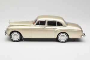 Rolls-Royce Silver Cloud III Flying Spur H.J. Mulliner Guld MCG 1:18 MCG18058 Metall — bild 3 av 6