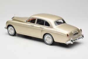 Rolls-Royce Silver Cloud III Flying Spur H.J. Mulliner Guld MCG 1:18 MCG18058 Metall — bild 5 av 6