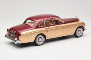Rolls-Royce Silver Cloud III Flying Spur H.J. Mulliner Röd & Guld MCG 1:18 MCG18132 Metall — bild 2 av 6