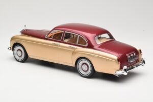 Rolls-Royce Silver Cloud III Flying Spur H.J. Mulliner Röd & Guld MCG 1:18 MCG18132 Metall — bild 5 av 6