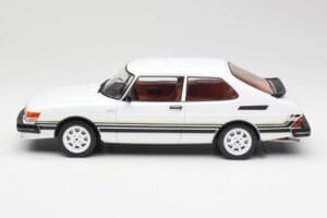 Saab 900 Turbo Vit MCG 1:18 MCG18339 Metall — bild 3 av 6