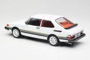 Saab 900 Turbo Vit MCG 1:18 MCG18339 Metall — bild 5 av 6