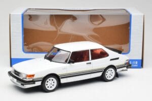 Saab 900 Turbo Vit MCG 1:18 MCG18339 Metall — bild 6 av 6